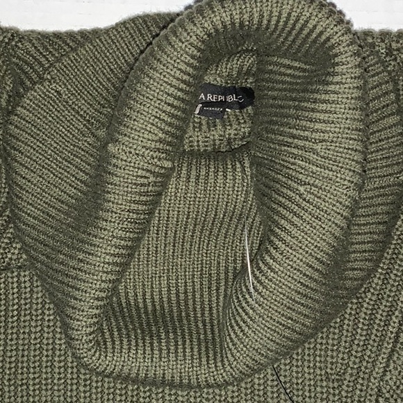 NWT Banana Republic Olive Green Turtle Neck Sweater - Size S - Picture 2 of 9